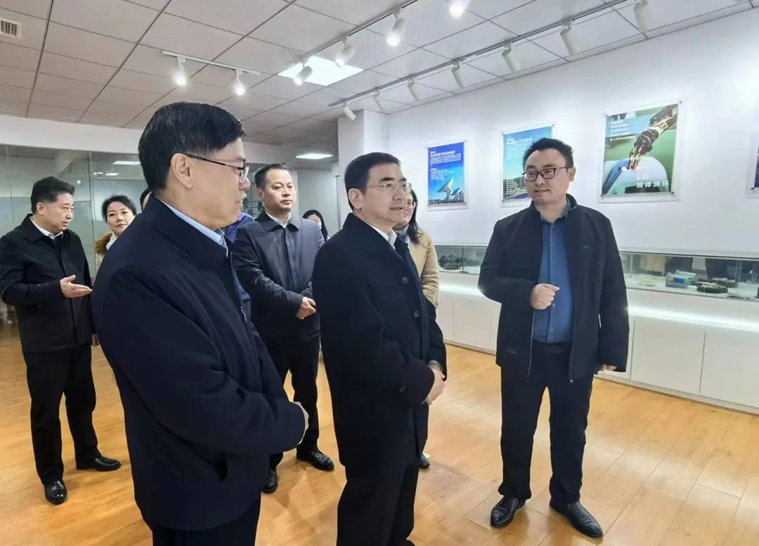 九江市市委副書記、市長(zhǎng)蔣文定到英智科技參觀